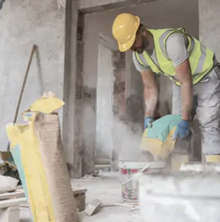 Ouvrier en construction, poussière, matériaux