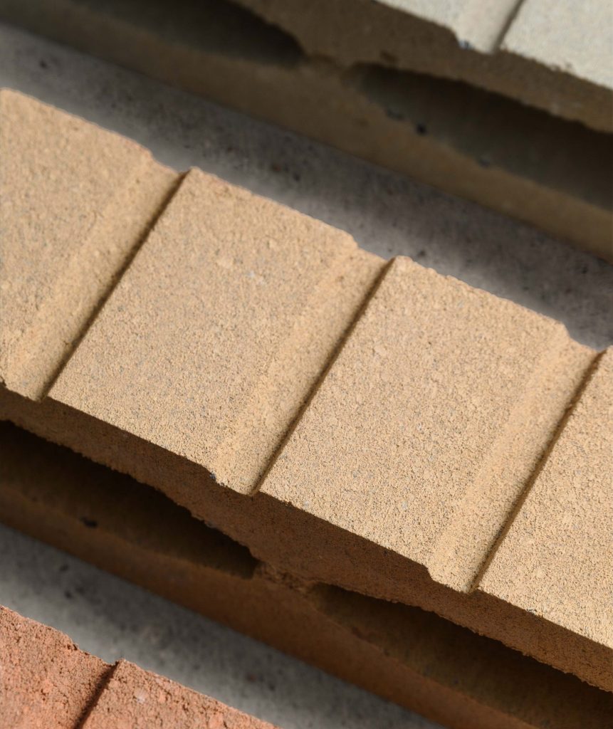 Briques de différentes couleurs et textures.