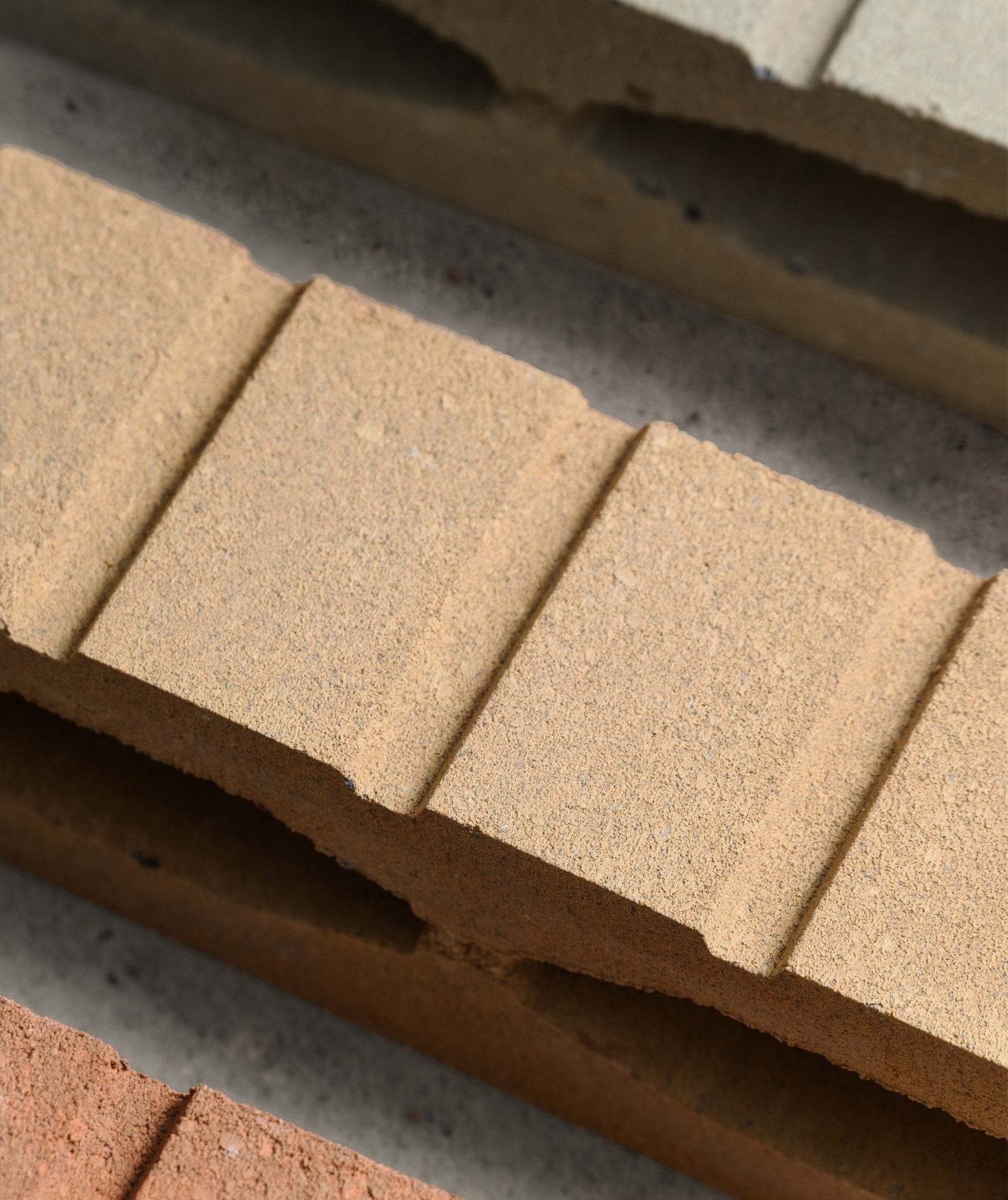 Briques de différentes couleurs et textures.