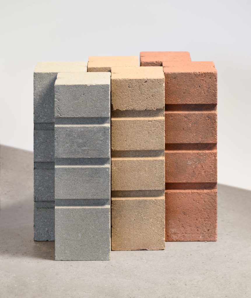 Briques de différentes couleurs empilées.