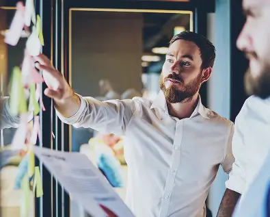 Discussion autour d'un tableau collaboratif.