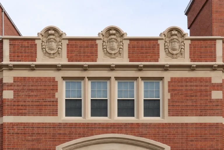 Bâtiment en briques avec décorations