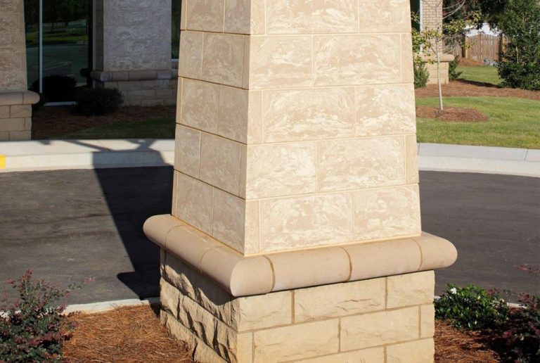 Piliers en pierre à l'extérieur.