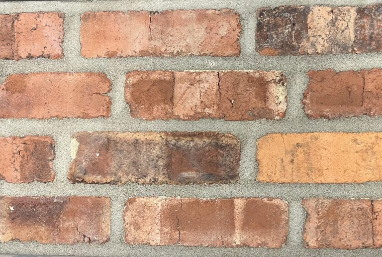 Différentes briques empilées ensemble.