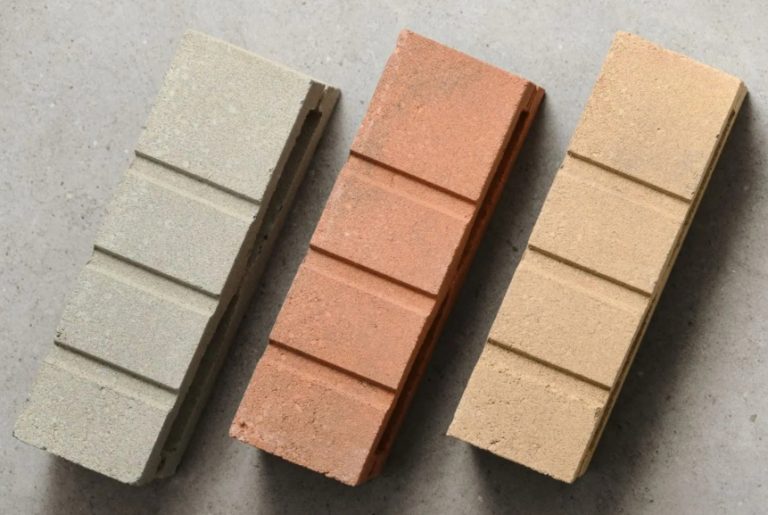 Trois briques de couleurs différentes