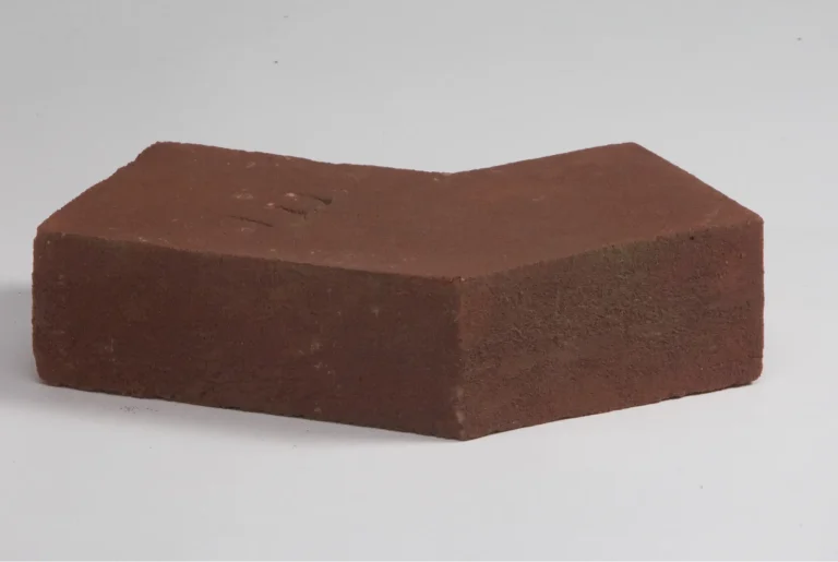 Brique rouge en forme de zigzag