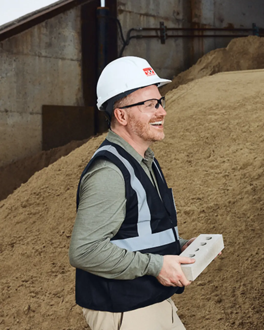 Homme portant un casque et des briques.