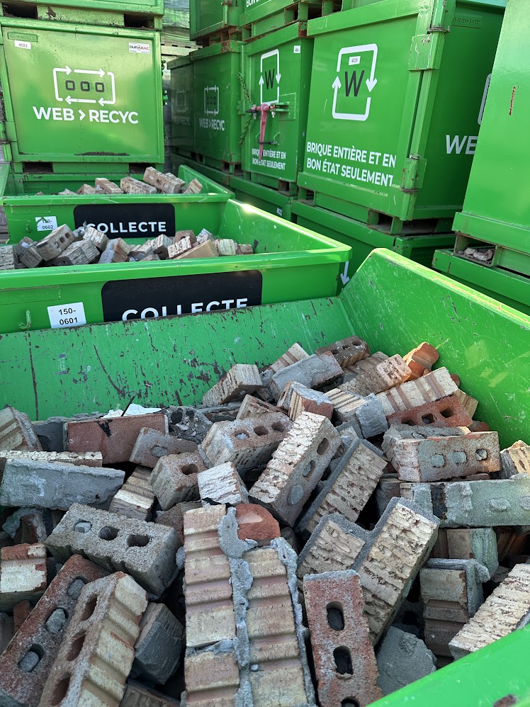 Briques dans des bacs de recyclage.