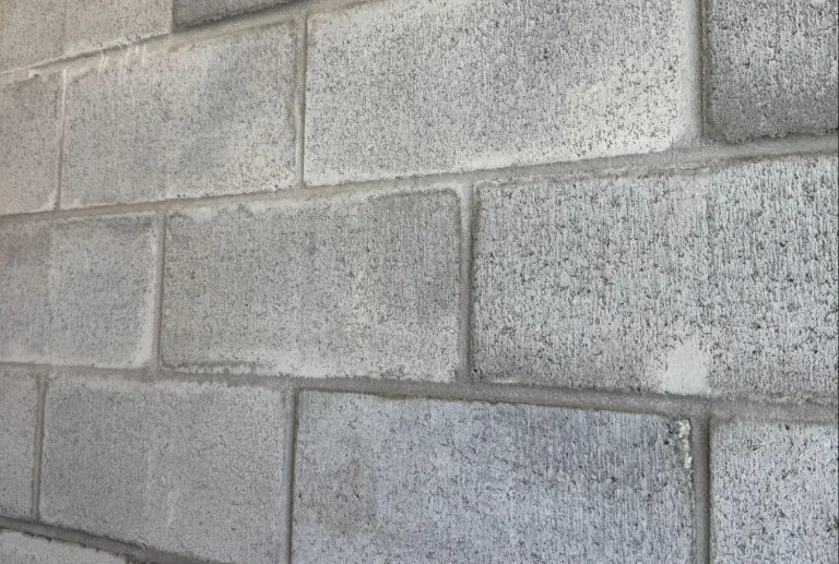 Mur en blocs de béton gris