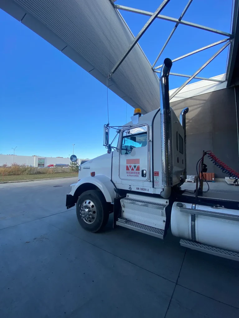 Camion blanc sous un toit.