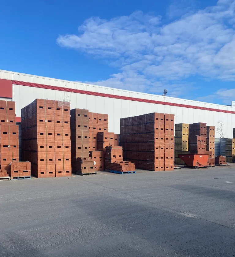 Empilement de briques sur un chantier